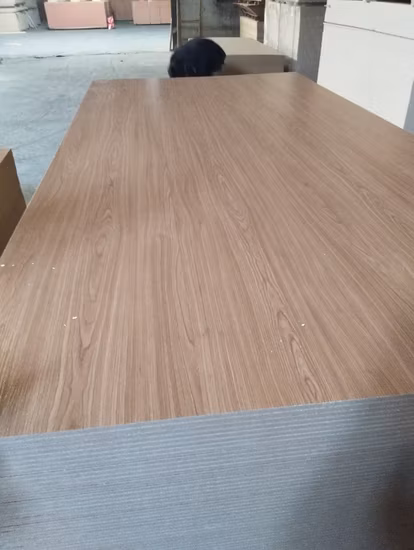 A melamina de madeira da superfície da grão da umidade de 18mm revestiu a madeira compensada/MDF